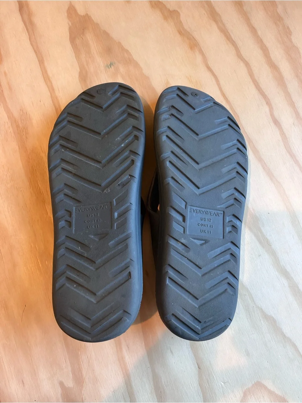 Men’s sandals flip flops totes Black Textured Foam comfort water beach sz 12